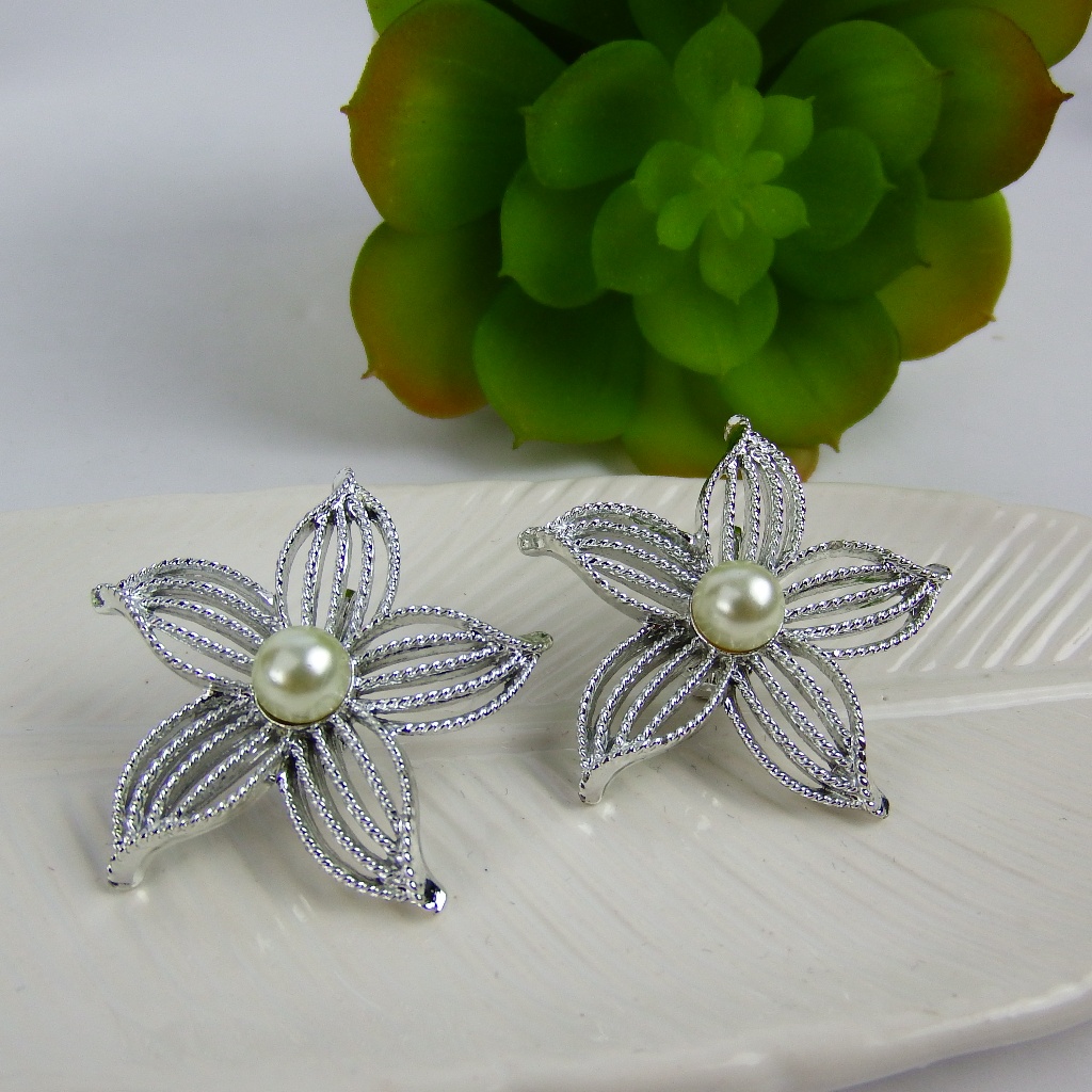 Vintage Sarah Coventry Clip Earrings 15$